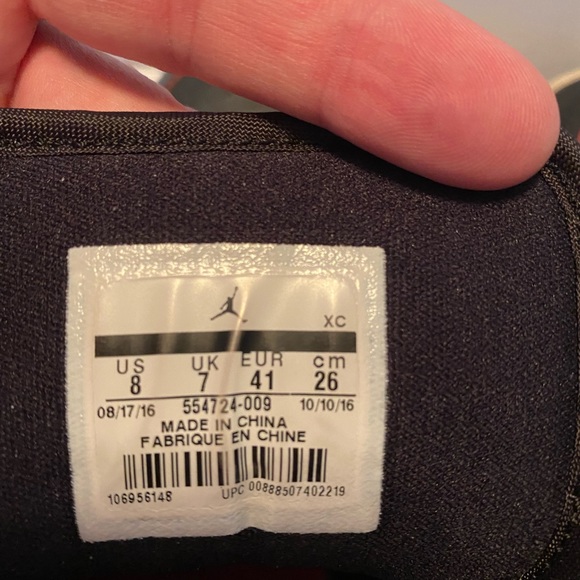 Nike Air Jordan 1. Used. Black wRed. Mens 8. Slight creasing but still dope. - Picture 4 of 5